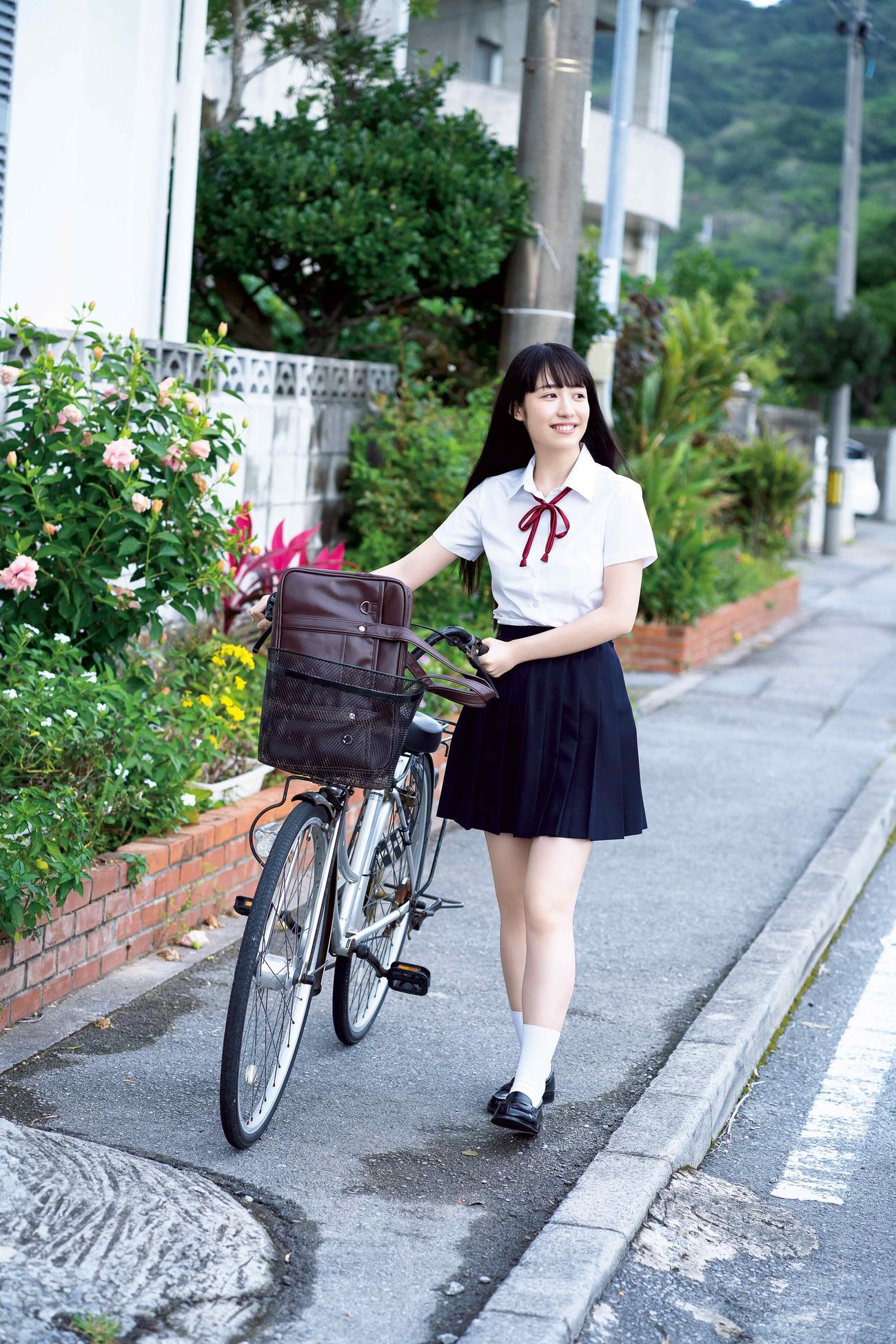 初のソロ写真集「少女以上、大人未満。」を発売したSUPER★GiRLS長尾しおり
