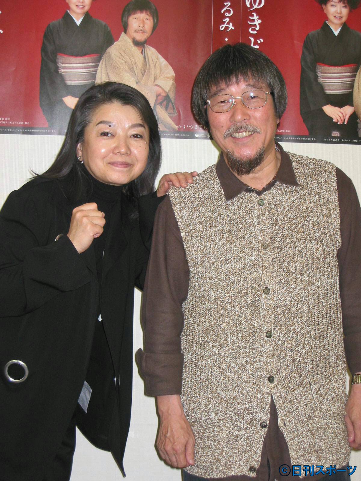 「浪花恋しぐれ」以来、22年ぶりにデュエットソング「命ゆきどまり」を発表した都はるみ（左）と岡千秋（2005年4月6日撮影）