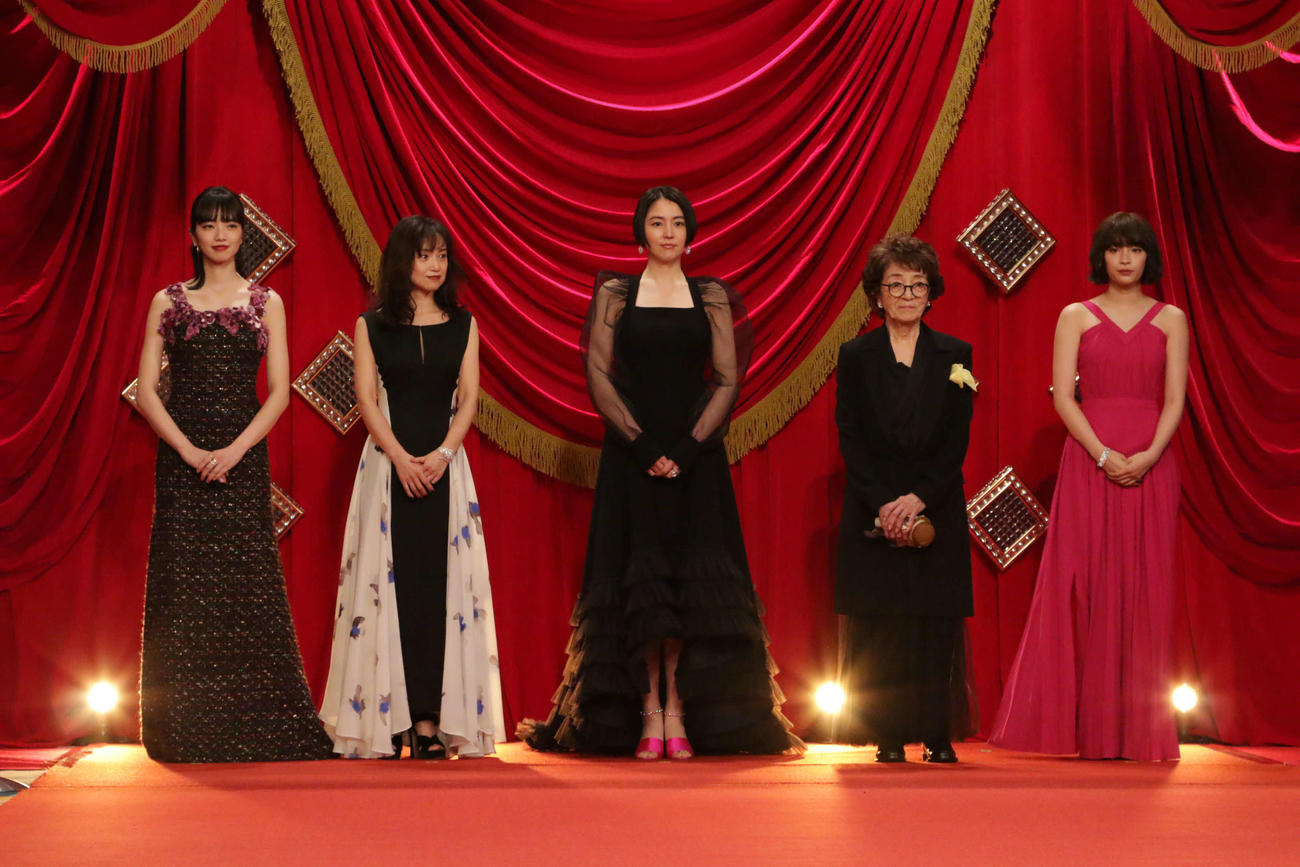 日本アカデミー賞優秀主演女優賞を受賞した、左から小松菜奈、永作博美、長澤まさみ、倍賞千恵子、広瀬すず（C）日本アカデミー賞協会
