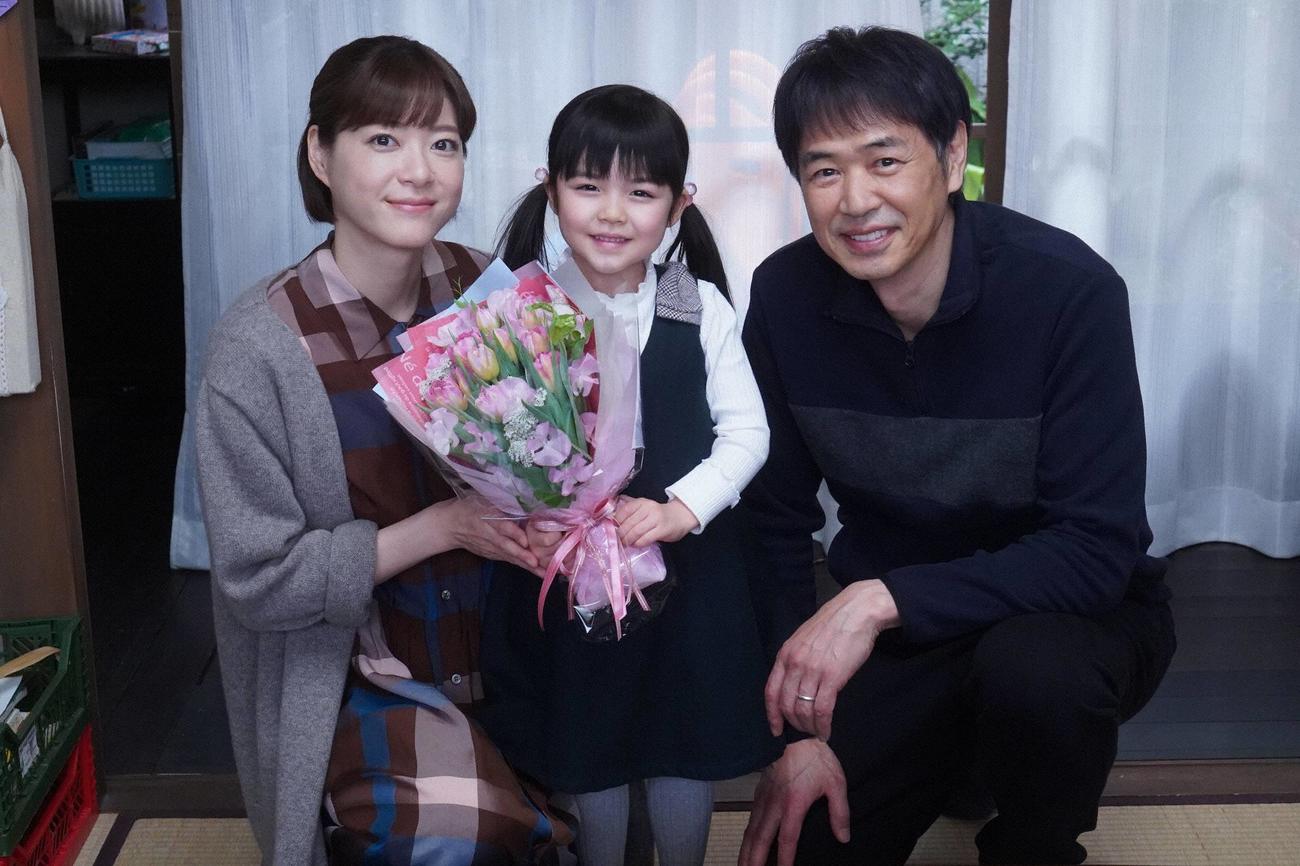 クランクアップした加藤柚凪（中央）を囲む上野樹里（左）と時任三郎（C）フジテレビ