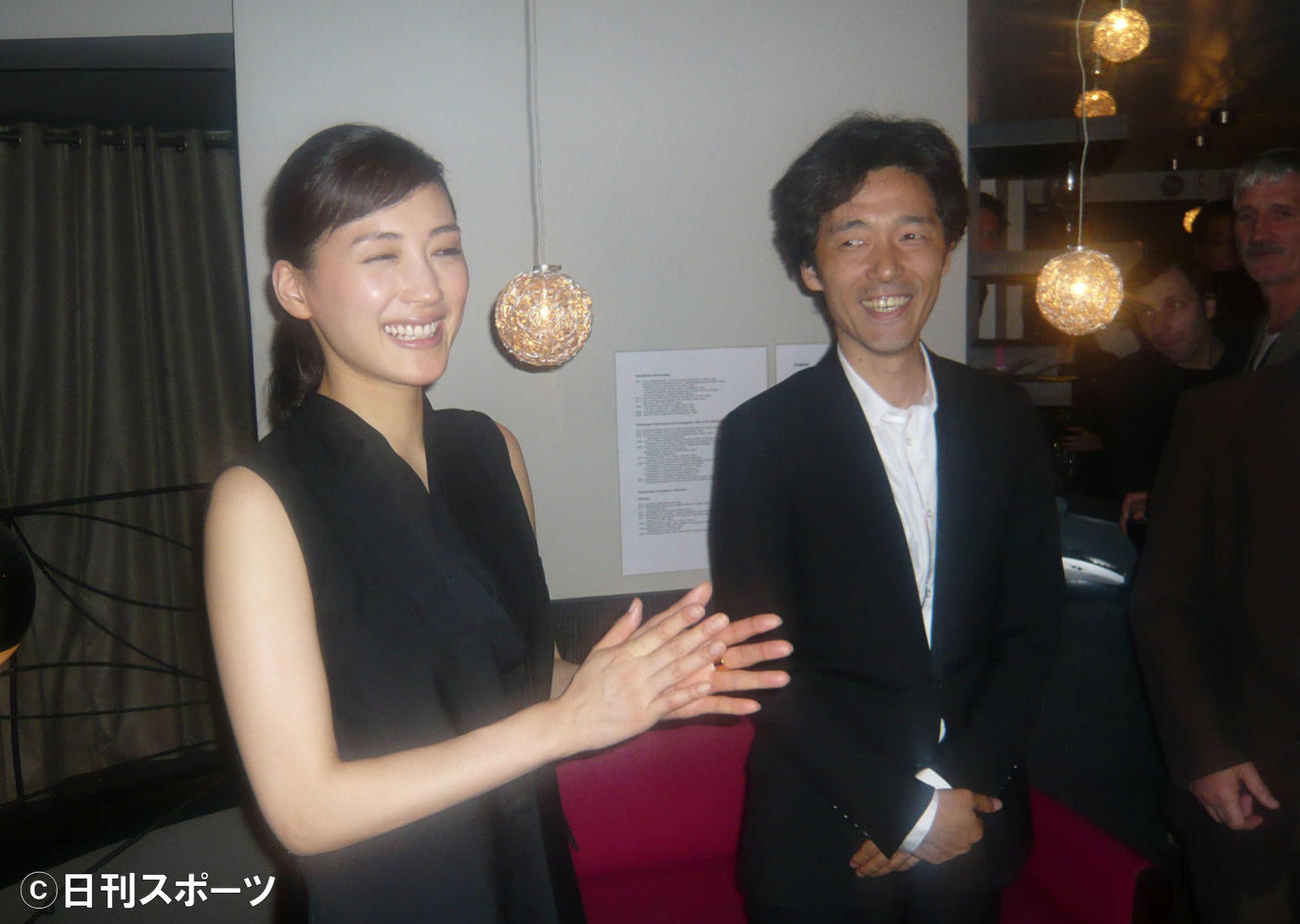 仏パリ市内のパーティーで。右は佐藤信介監督