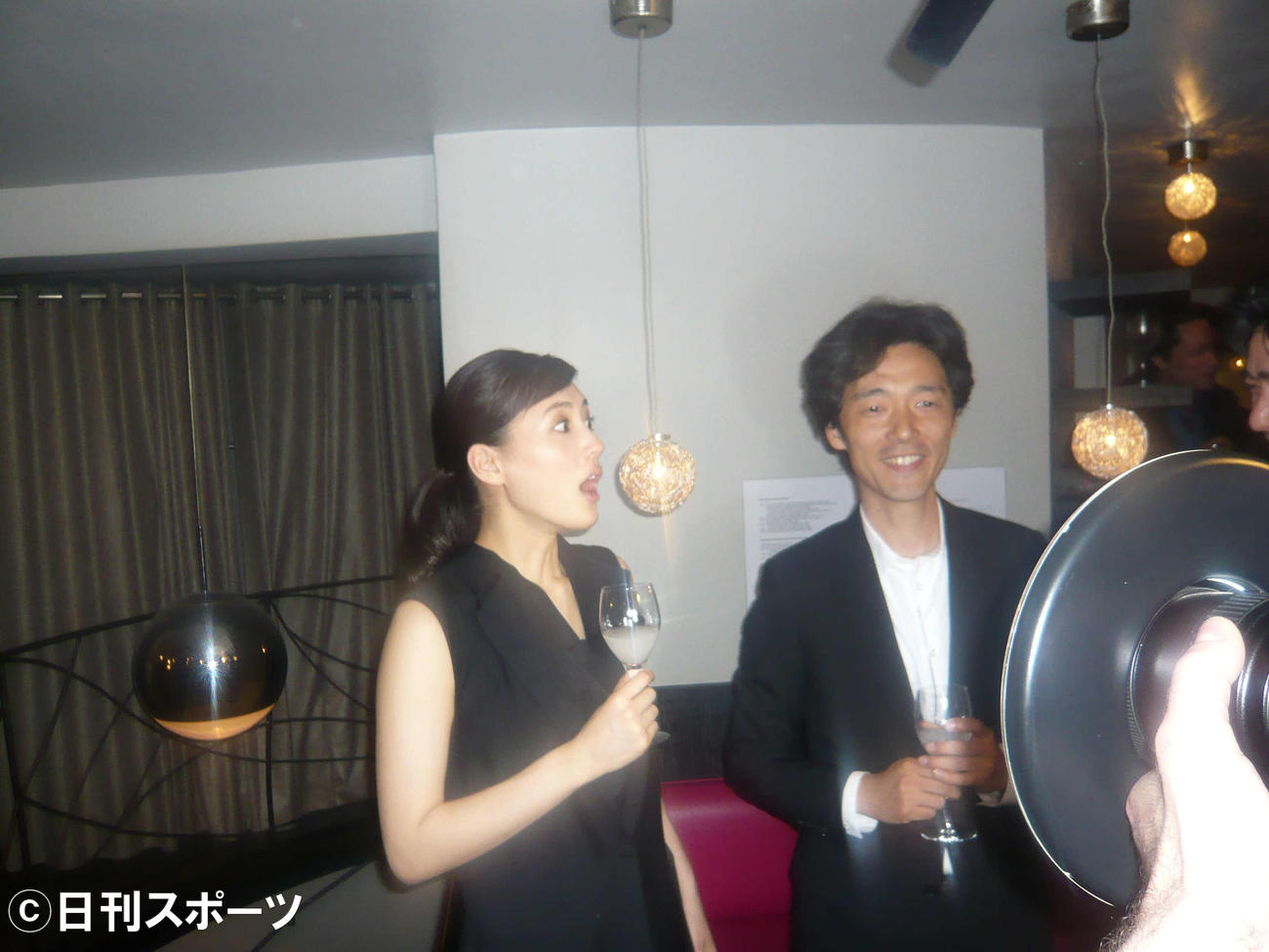 パリ市内のパーティー会場で。右は佐藤信介監督