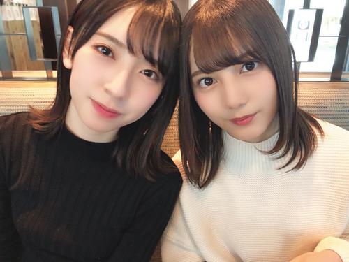 「日向撮」先行カット。顔を寄せ合う金村美玖(左)と小坂菜緒。丹生明里が撮影した
