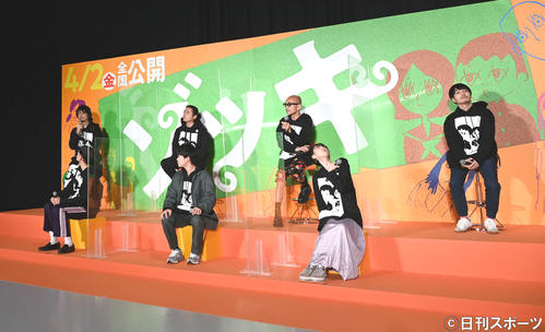 映画「ゾッキ」の公開直前イベント中、突然の地震に天井を見上げる出演者(撮影・たえ見朱実)