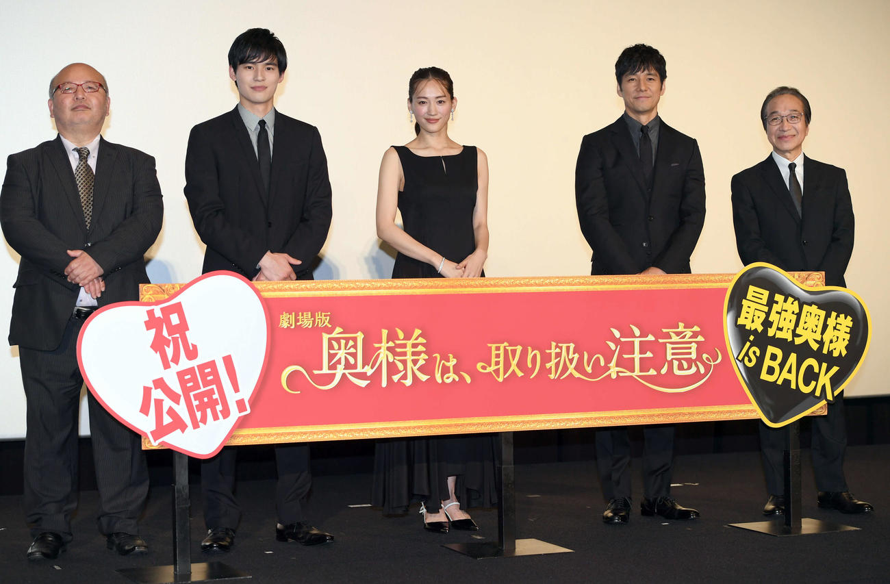 劇場版「奥様は、取り扱い注意」の舞台あいさつを終え記念撮影に納まる、左から佐藤東弥監督、岡田健史、綾瀬はるか、西島秀俊、小日向文世（撮影・たえ見朱実）
