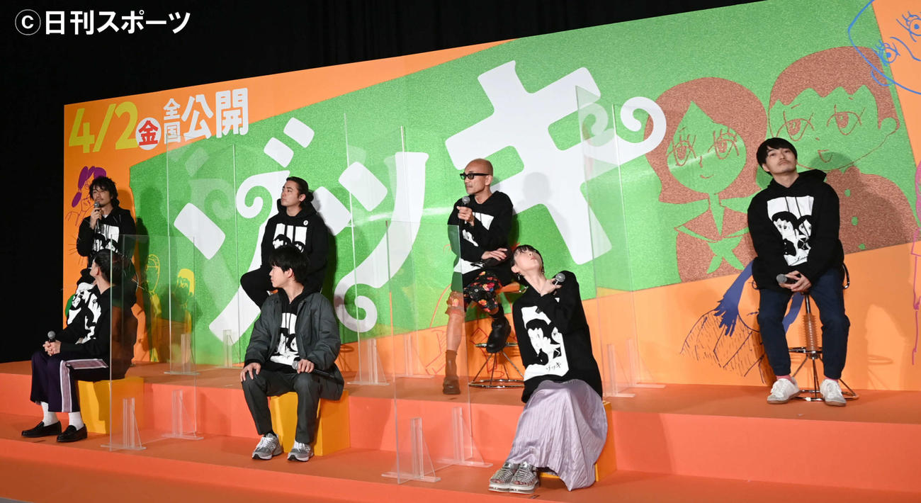 イベント中、突然の地震に天井を見上げる出演者（撮影・たえ見朱実）