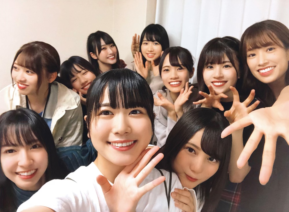 「日向撮」先行カット。楽屋で集合した日向坂46メンバーたち。丹生明里（前列左から2人目）が撮影した