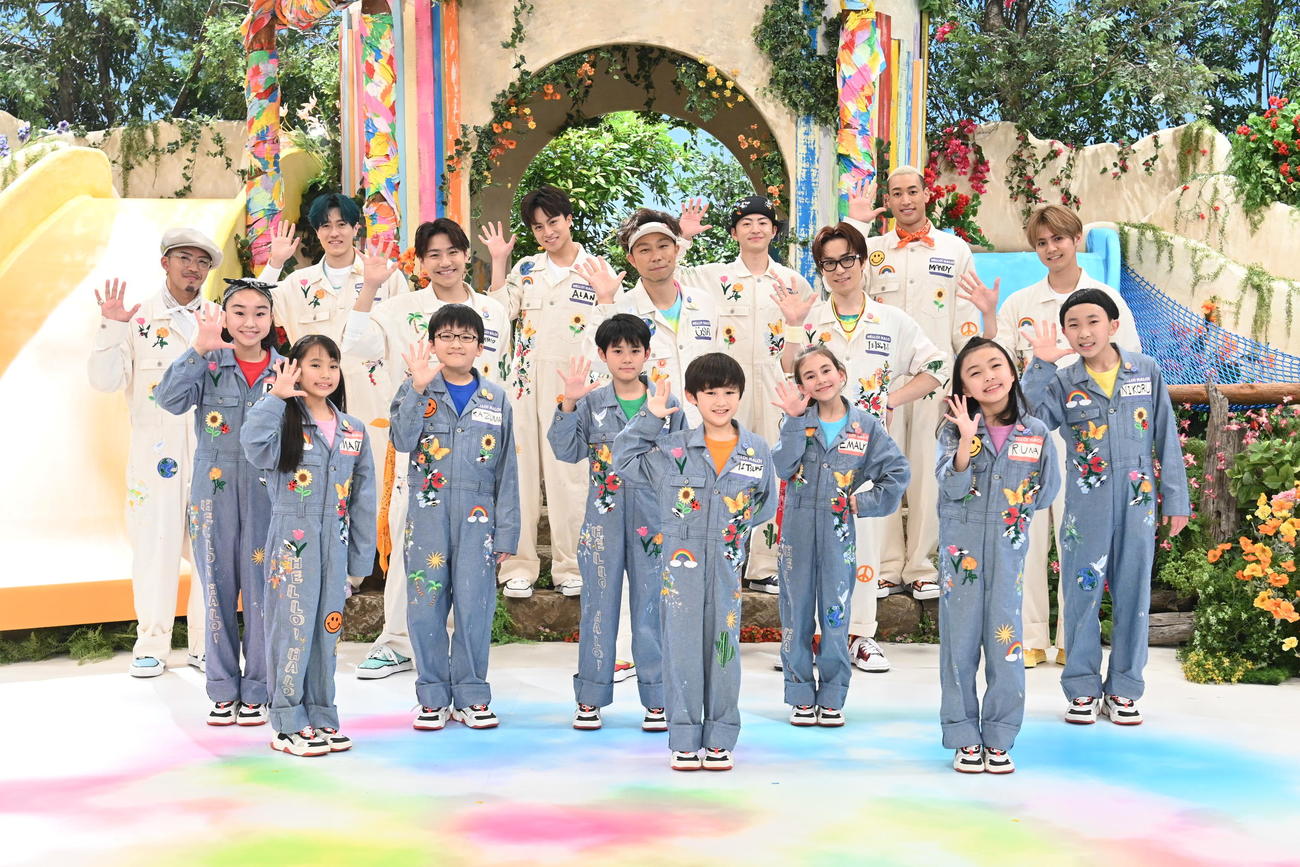 NHK Eテレ「Eダンスアカデミー」初のテーマ曲として「HELLO！HALO！」を歌うGENERATIONS。後列左から数原龍友、中務裕太、小森隼、白濱亜嵐、USA、佐野玲於、TETSUYA、関口メンディー、片寄涼太