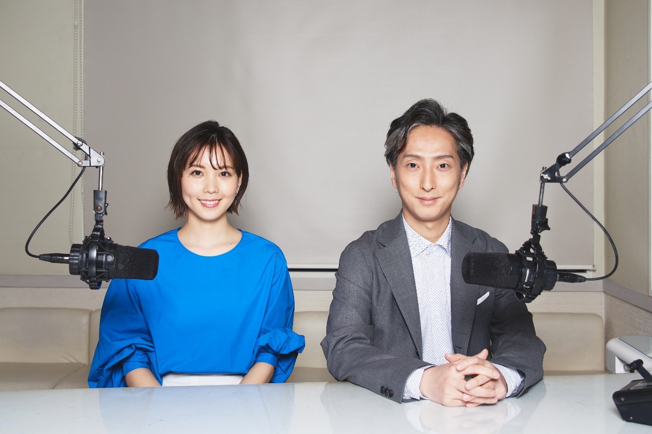 中村七之助（右）とヒロド歩美アナウンサー