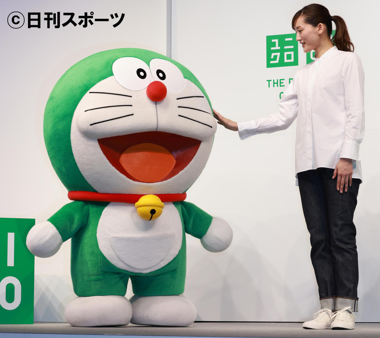ユニクロLifeWearスペシャルアンバサダーの綾瀬はるか（右）とサステナモードのドラえもん（撮影・中島郁夫）