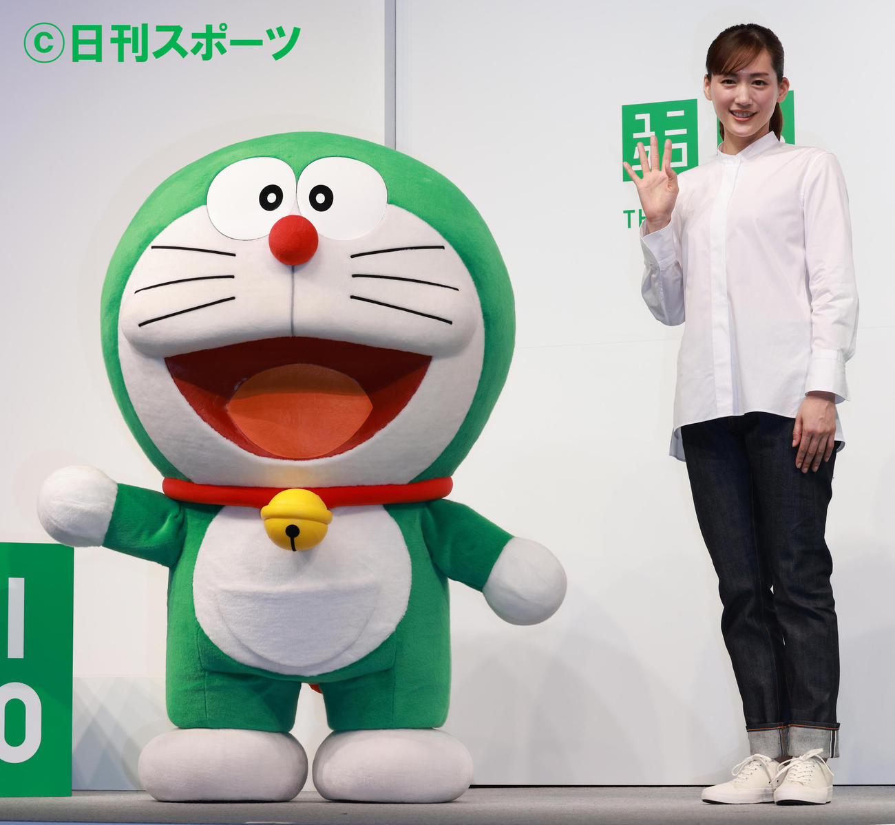 ユニクロLifeWearスペシャルアンバサダーの綾瀬はるかとサステナモードのドラえもん（撮影・中島郁夫）