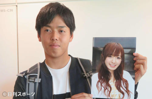 結婚した紺野あさ美さんの写真を手に笑顔を見せる日本ハム杉浦(2017年1月21日撮影)