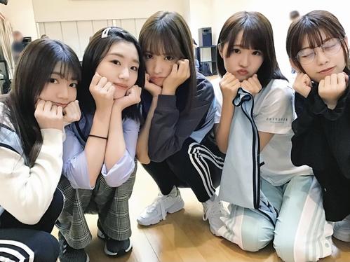 「日向撮」先行カット。レッスン場でポーズするメンバーたち。齊藤京子が撮影した