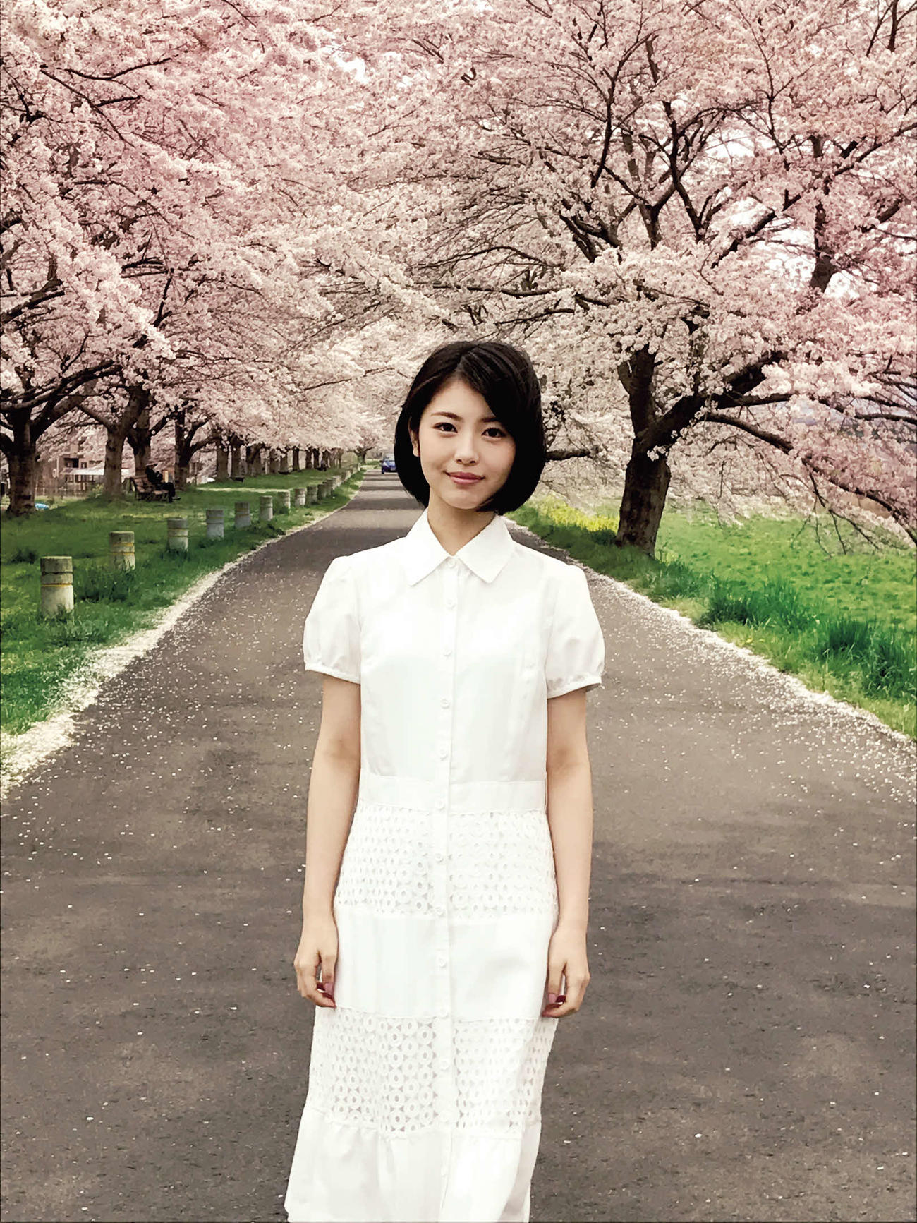 16歳。カレンダー撮影のため訪れた仙台で、桜をバックに笑みを見せる浜辺美波