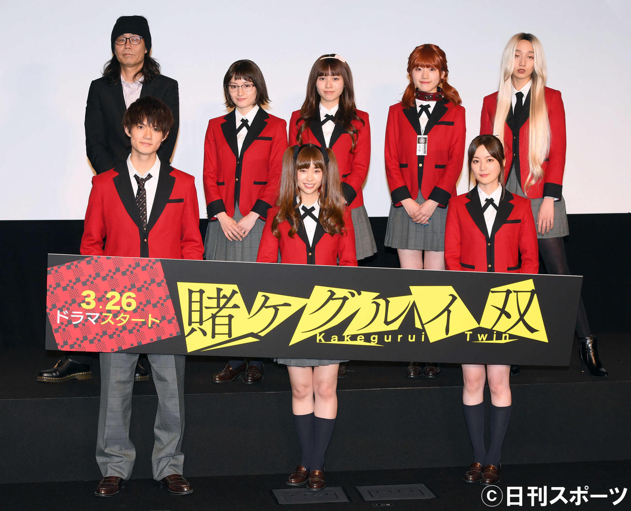 登壇した、前列左から佐野勇斗、森川葵、生田絵梨花。後列左から英勉監督、萩原みのり、秋田汐梨、佐々木美玲、長井短（撮影・たえ見朱実）