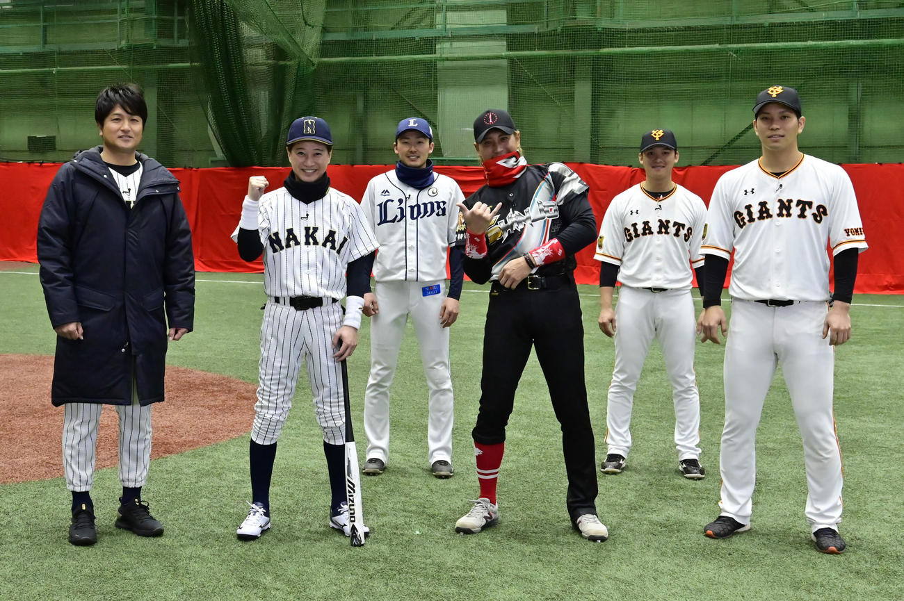日本テレビ系「中居正広の3番勝負！レジェンド大集結SP」に出演する、前列左から高橋由伸氏、中居正広、新庄剛志氏、大城卓三。後列左から源田壮亮、石川慎吾