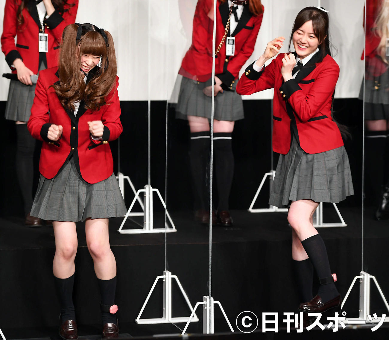 森川葵（左）と乃木坂46の生田絵梨花は、ゲームに参加し笑顔を見せる（撮影・たえ見朱実）