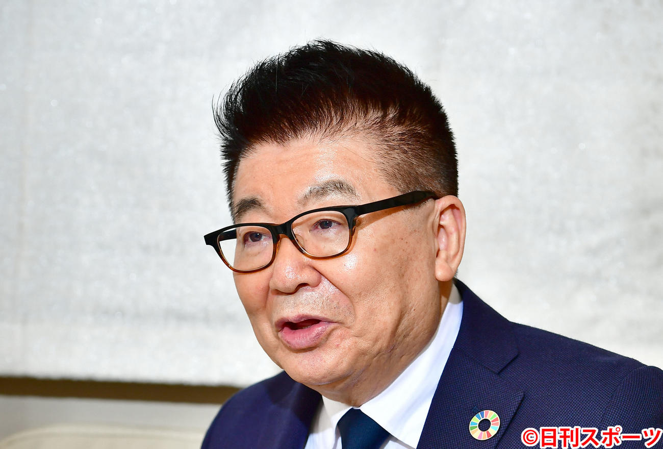  	 インタビューに臨む生島ヒロシ（撮影・小沢裕）