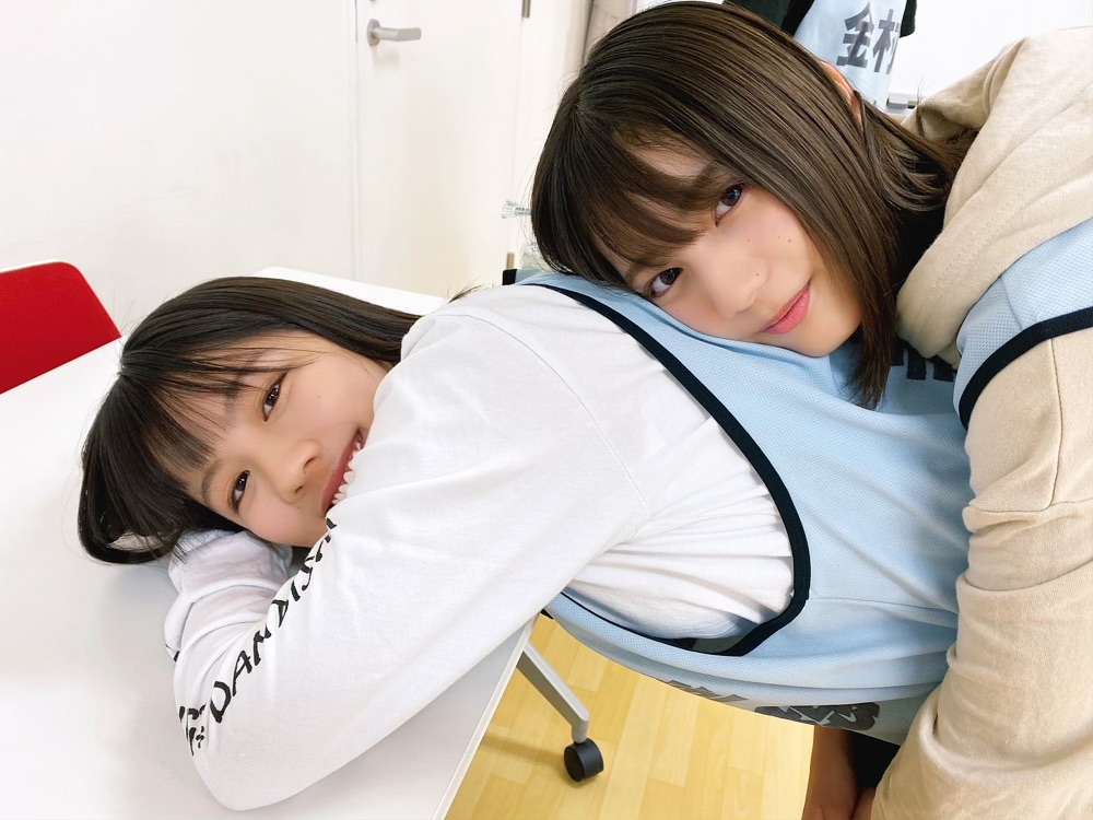 「日向撮」先行カット。渡邉美穂（左）に抱きつく小坂菜緒。19年に佐々木久美が撮影した