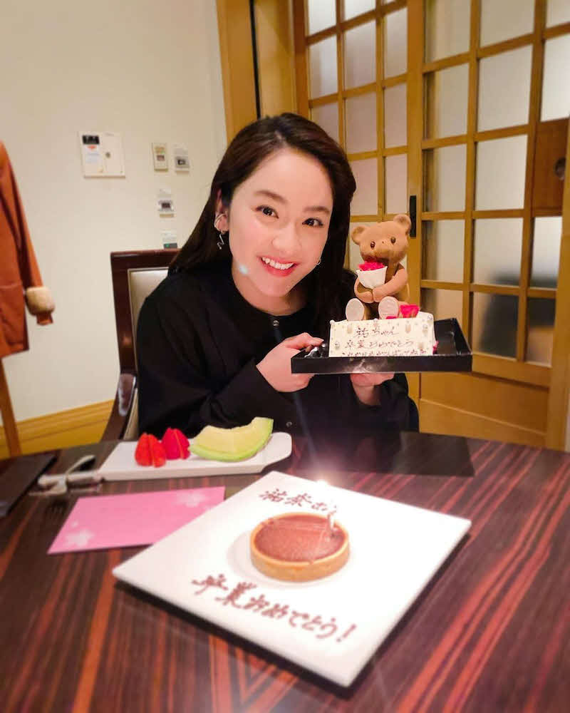 メッセージ付きのケーキを持った写真を公開した平祐奈（平祐奈オフィシャルブログより）