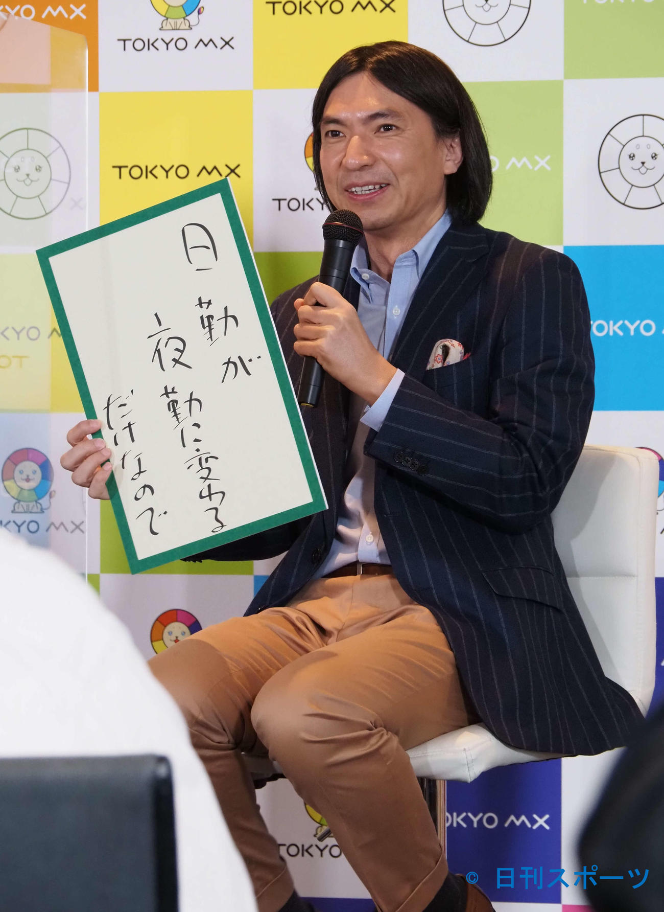川柳を披露するふかわりょう（撮影・遠藤尚子）