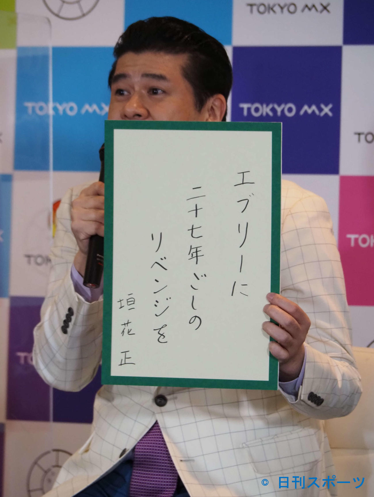 川柳を披露する垣花正（撮影・遠藤尚子）