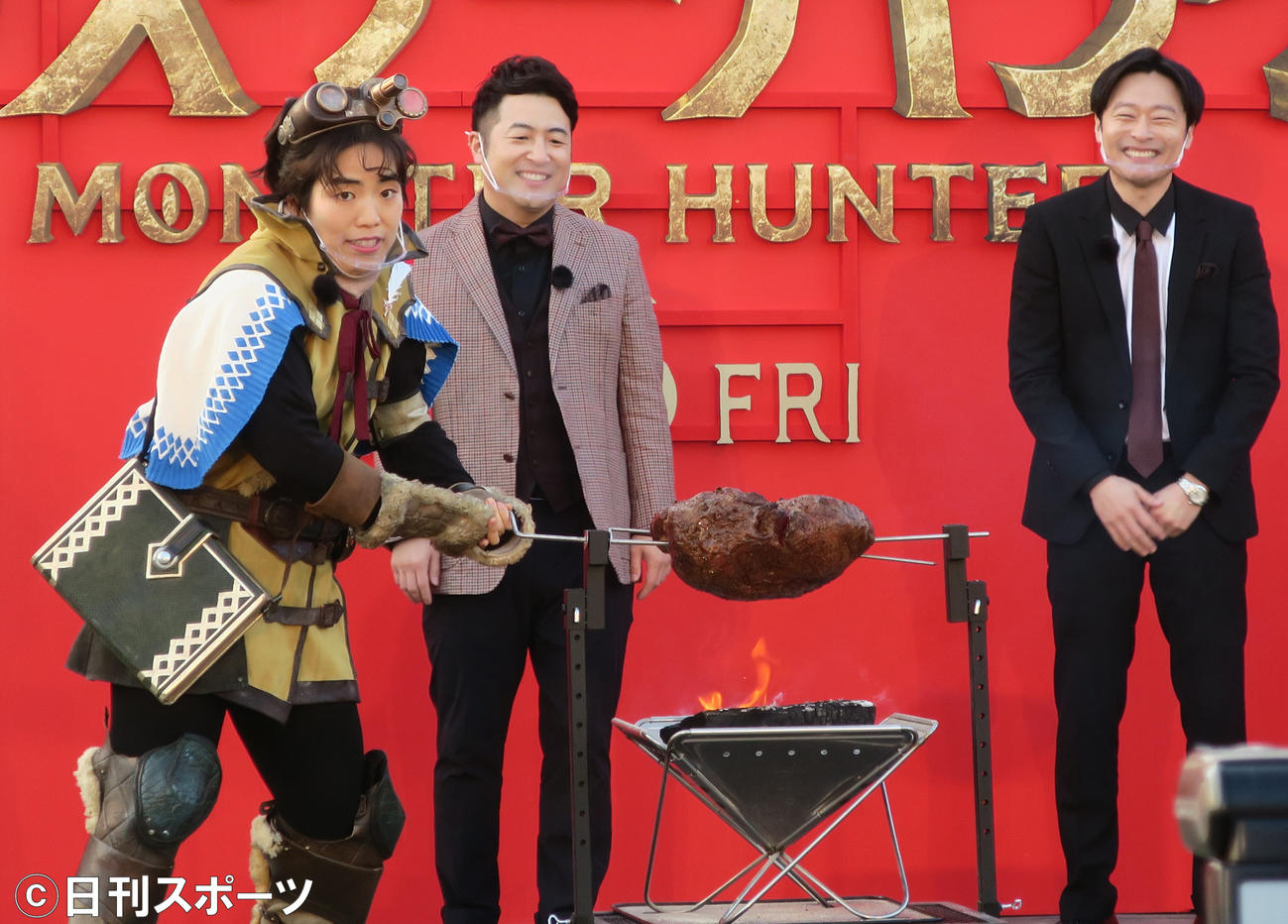 映画「モンスターハンター」のPRイベントで肉を焼くゆりやんレトリィバァ（左）。中央は和牛の水田信二、右が川西賢志郎