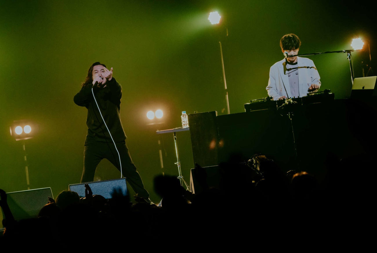 全国ツアー最終公演でパフォーマンスするCreepy Nuts。左がR－指定、右がDJ松永