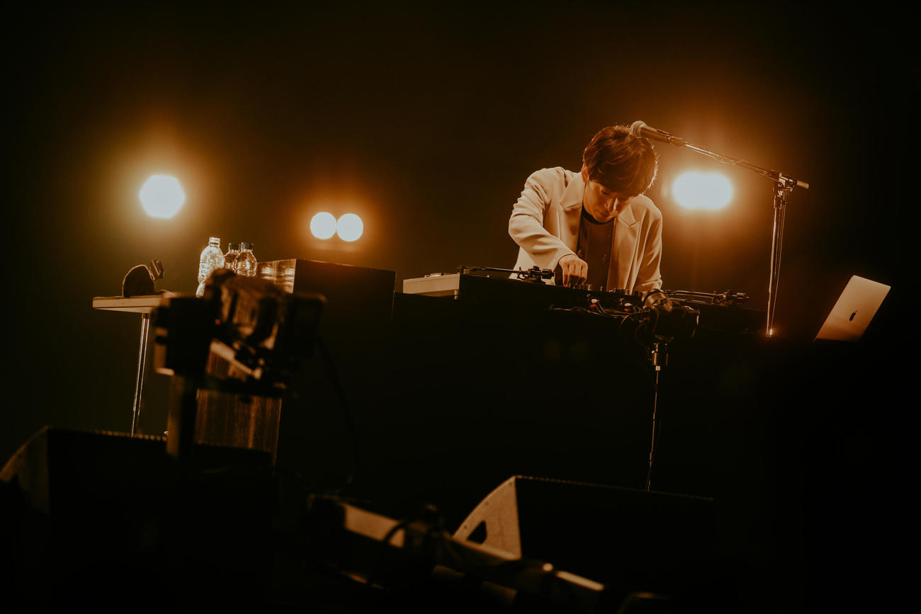 全国ツアー最終公演でパフォーマンスするDJ松永