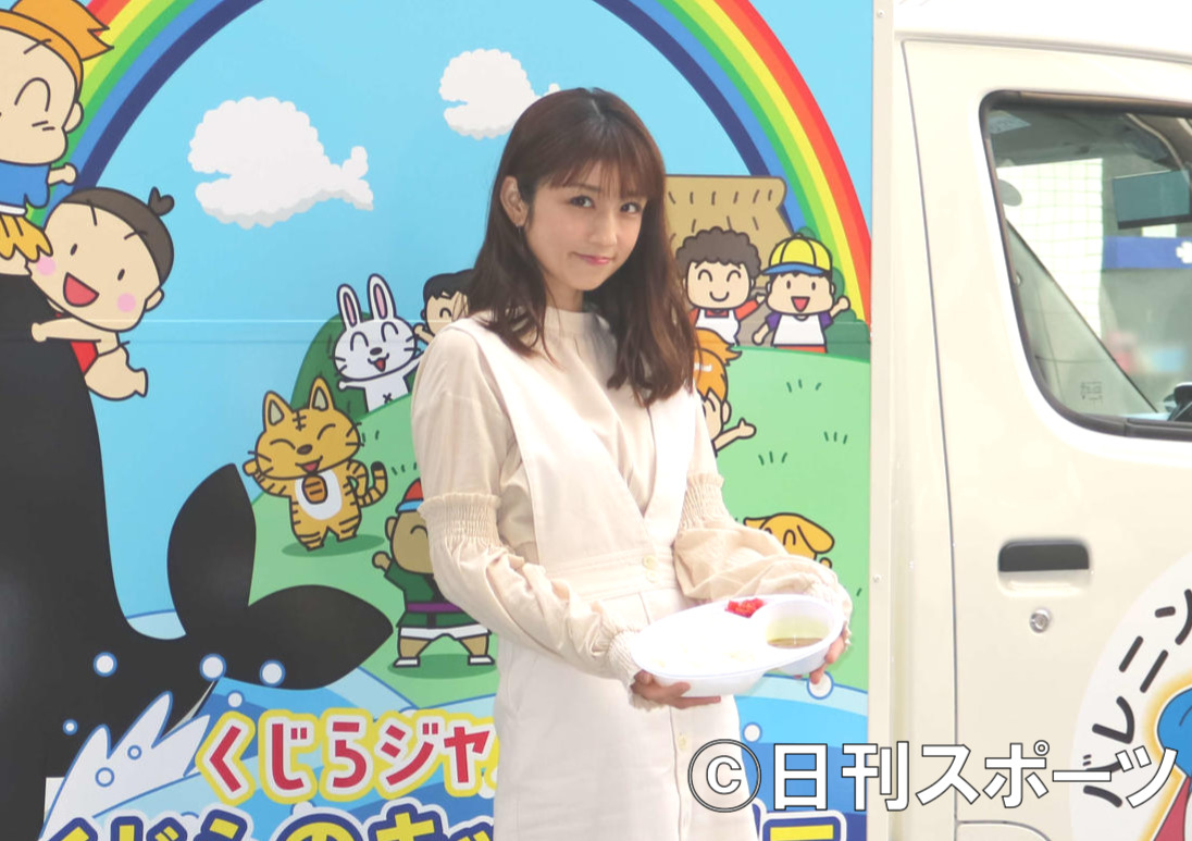 日本捕鯨協会主催セミナーに出席した小倉優子は、キッチンカーの前で鯨肉カレーをPR