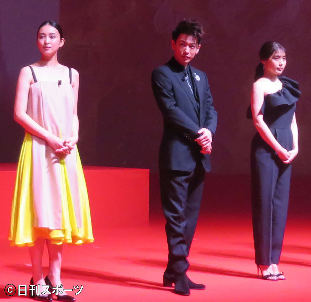 「るろうに剣心　GLOBAL FAN SESSION」に登壇した、左から武井咲、佐藤健、有村架純（撮影・村上幸将）