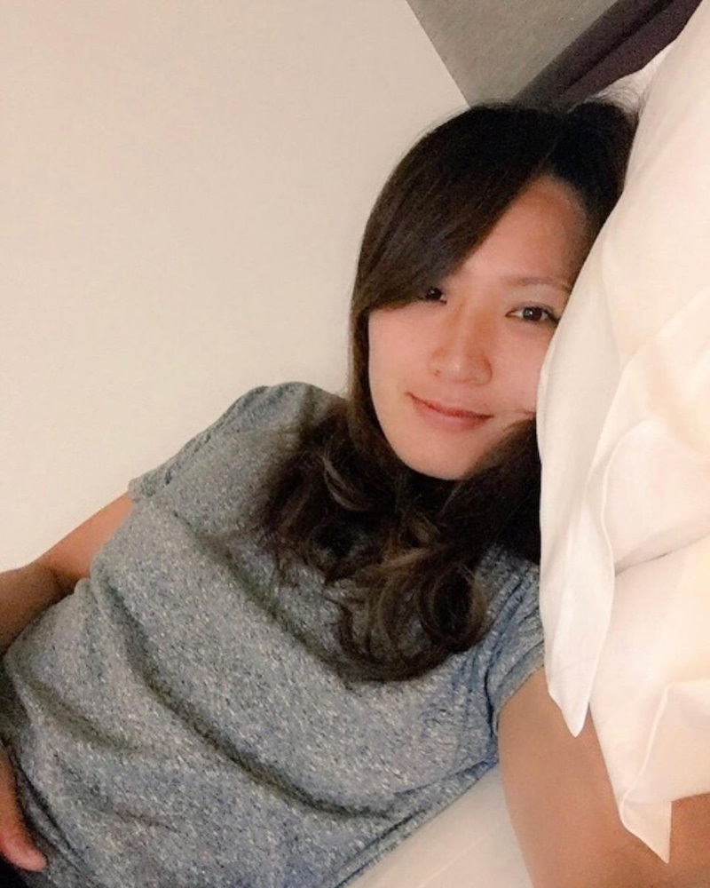 えっ、この黒髪の美女は誰？