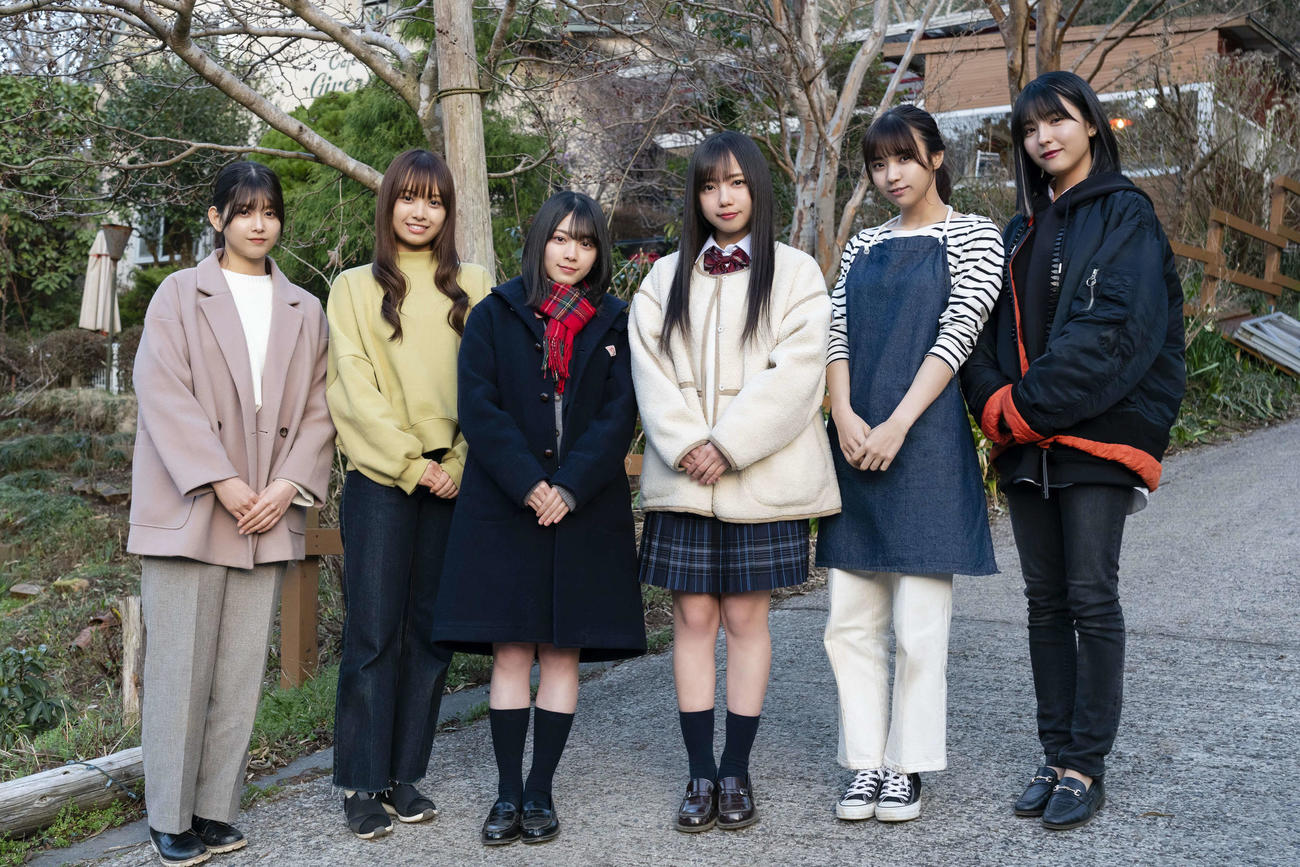 ドラマ「ボーダレス」で一堂に会した「坂道グループ」メンバー。左から渡邉理佐、濱岸ひより、森田ひかる、齊藤京子、小林由依、早川聖来