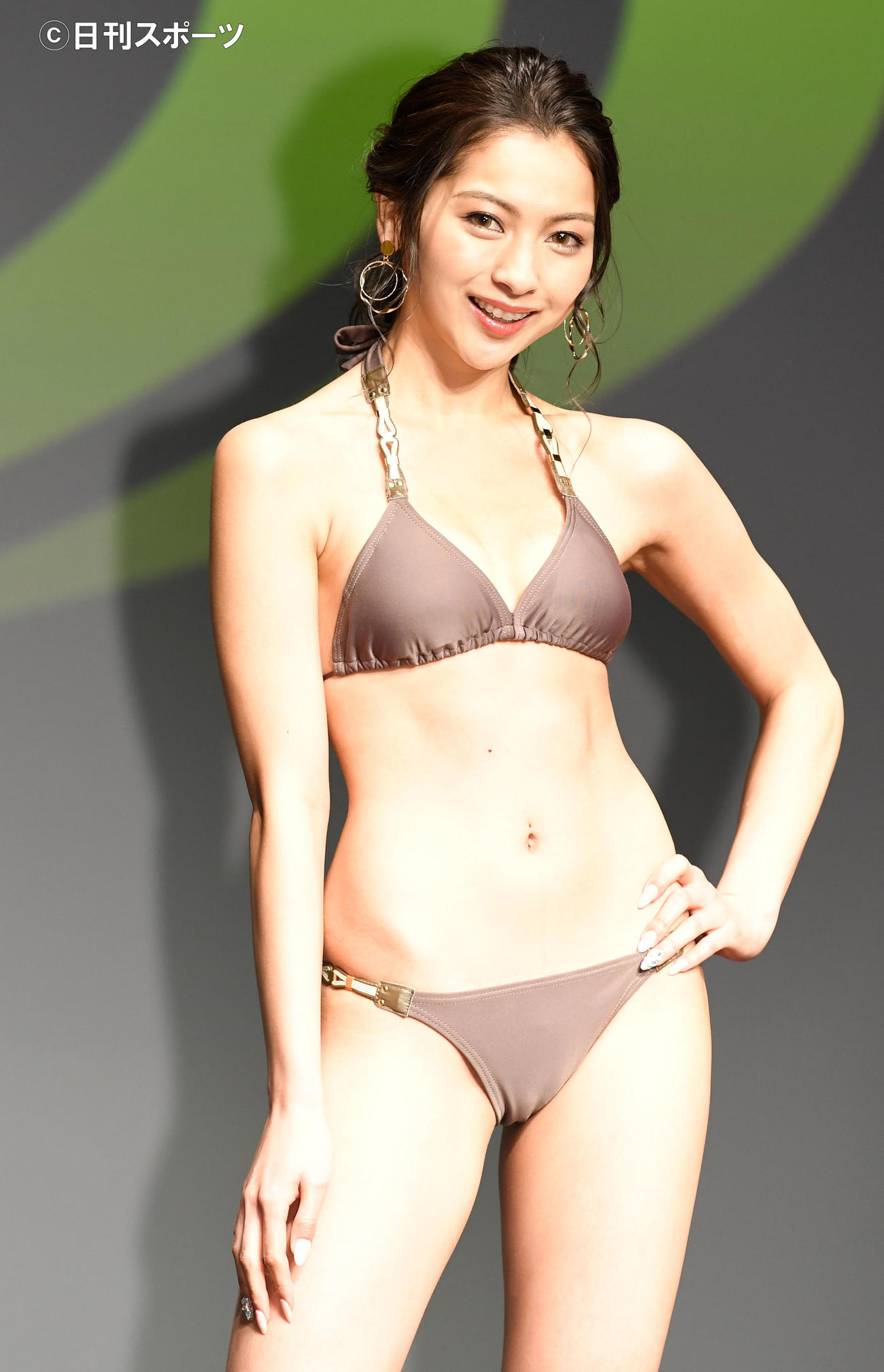 水着姿でポーズをするゆきぽよ（撮影・横山健太）