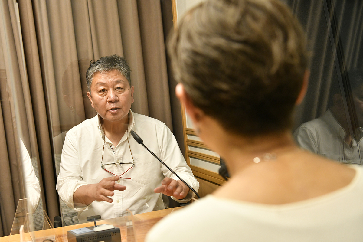 高倉健さんの晩年17年を暮らした養女は何を語るのか。奥はパーソナリティの野村邦丸