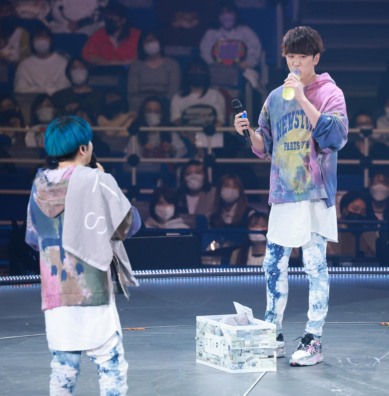 横浜アリーナでライブを行ったNEWS増田貴久（左）をと小山慶一郎（撮影・中島郁夫）