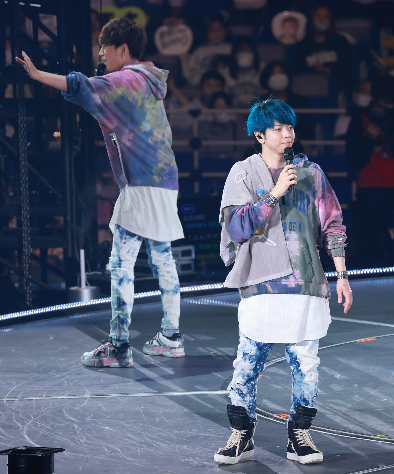 横浜アリーナでライブを行ったNEWS小山慶一郎（左）と増田貴久（撮影・中島郁夫）