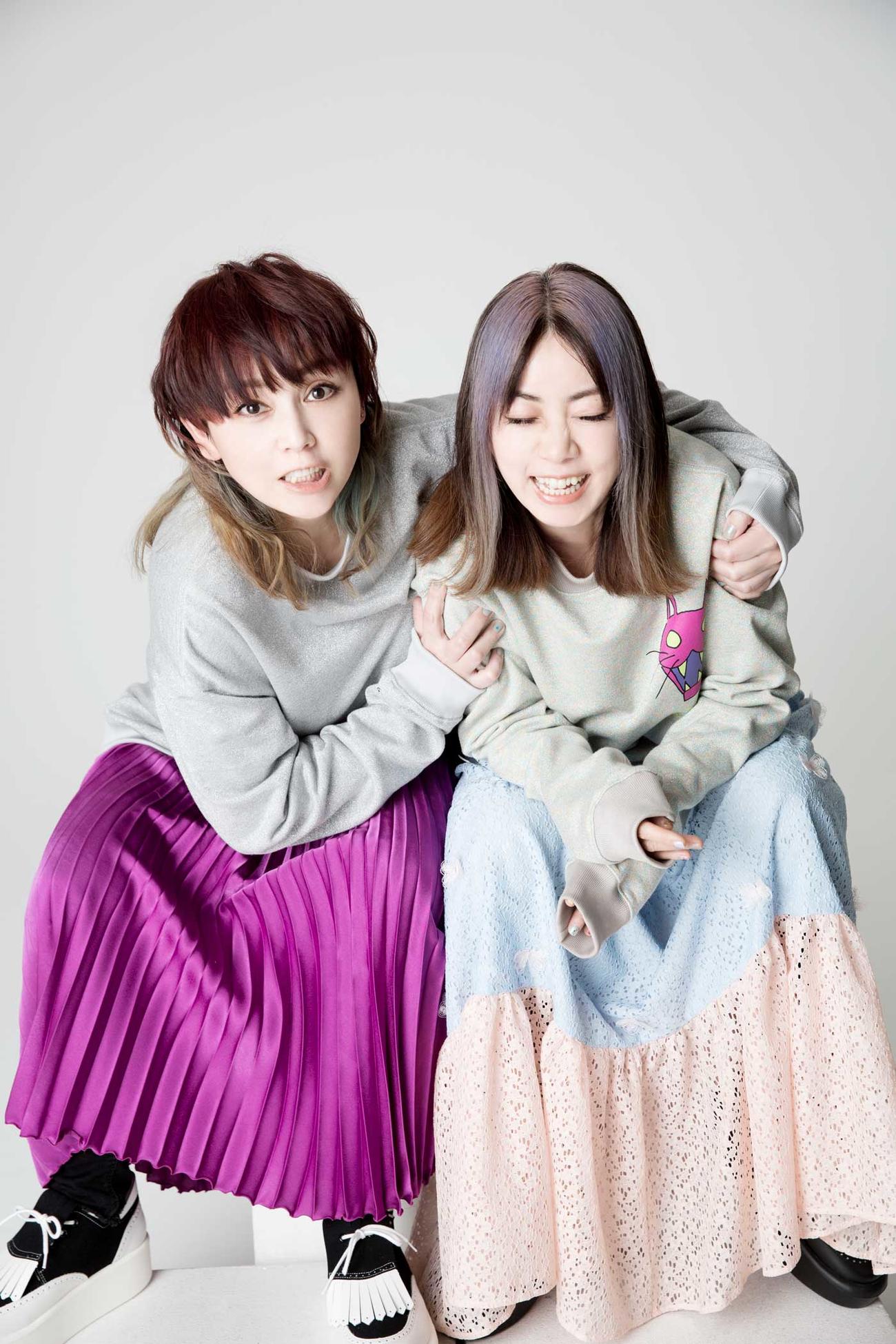 CD＋DVDボックス「PLAYLIST～PUFFY 25th Anniversary」の収録内容が明らかになったPUFFYの吉村由美（左）と大貫亜美