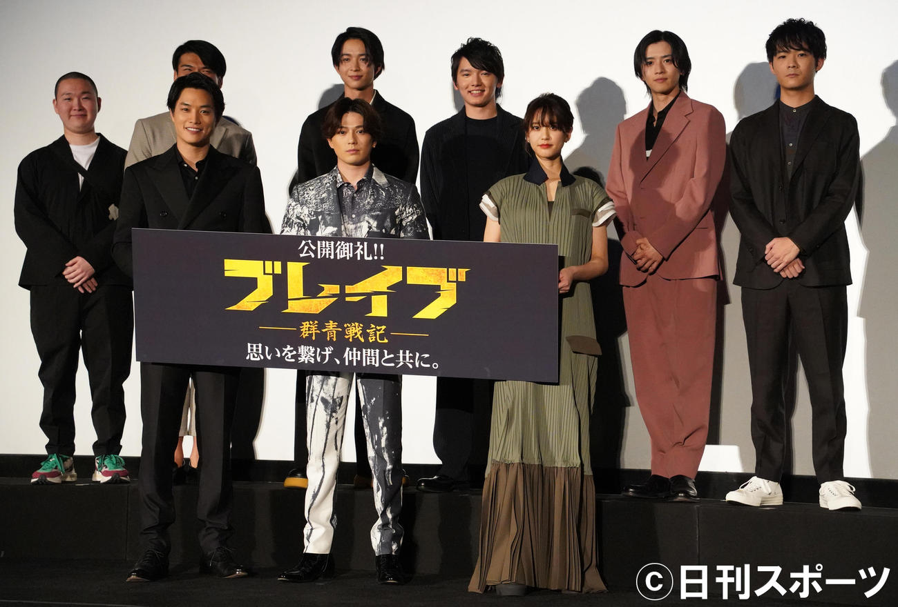イベントに出席した、前列左から鈴木伸之、新田真剣佑、山崎紘菜、後列左から草野大成、長田拓郎、鈴木仁、浜田龍臣、飯島寛騎、足立英（撮影・佐藤勝亮）