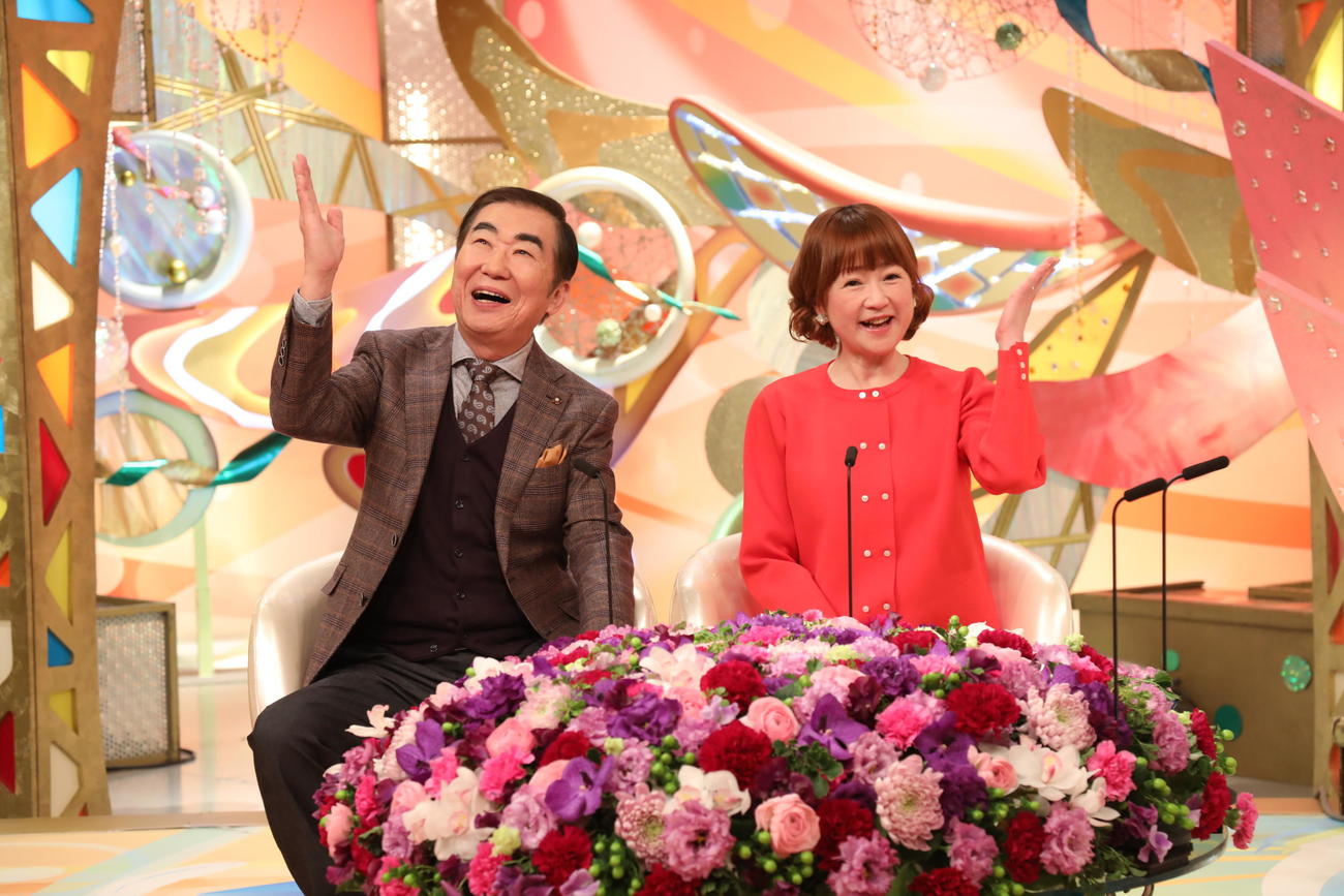 「新婚さんいらっしゃい ！ 」の司会を務める桂文枝、アシスタントの山瀬まみ（C）ABCテレビ