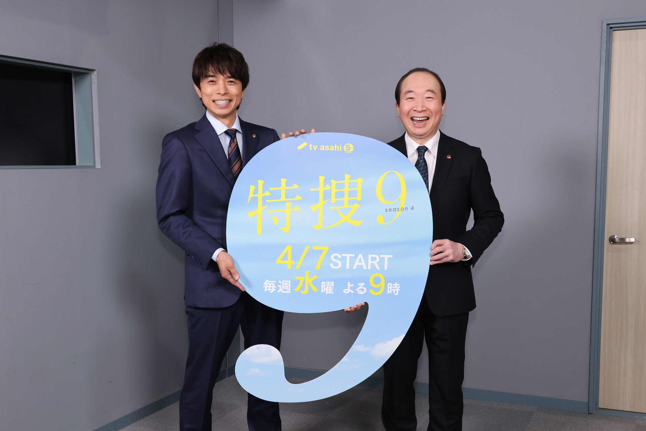 テレビ朝日系ドラマ「特捜9」主演の井ノ原快彦（左）と共演の中村梅雀