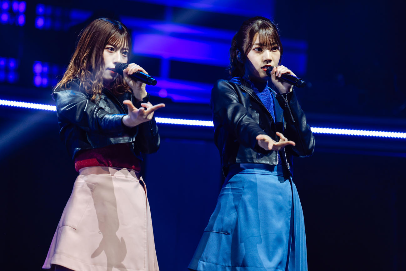 「春の大ユニット祭り」を開催した日向坂46。新ユニット「あゃめぃちゃん」の東村芽依（左）と高本彩花（上山陽介氏撮影）