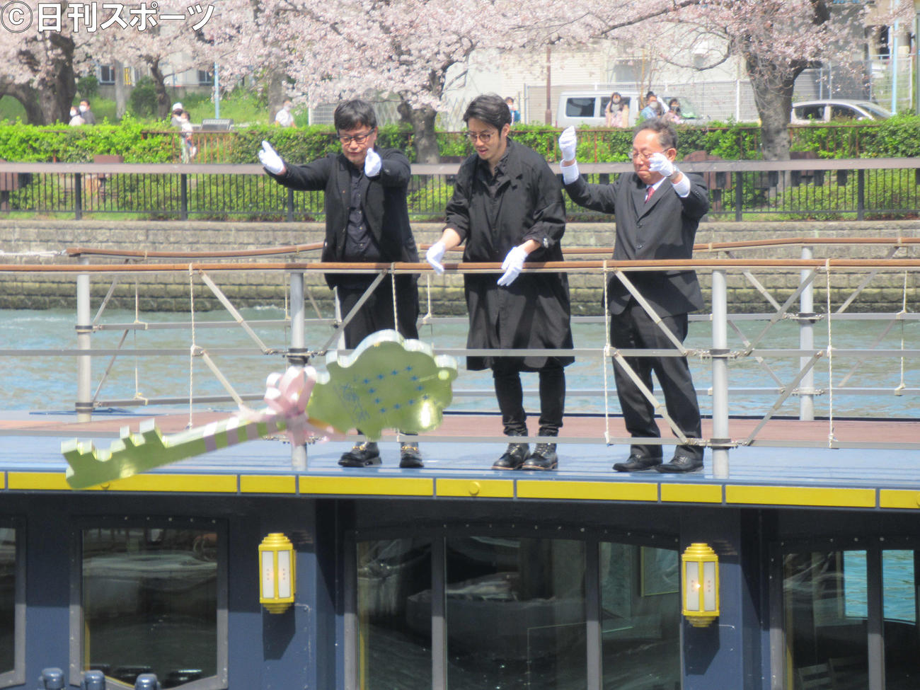 「水都大阪川開きセレモニー」で川に鍵を投げ入れた西野亮廣（中央）（撮影・星名希実）