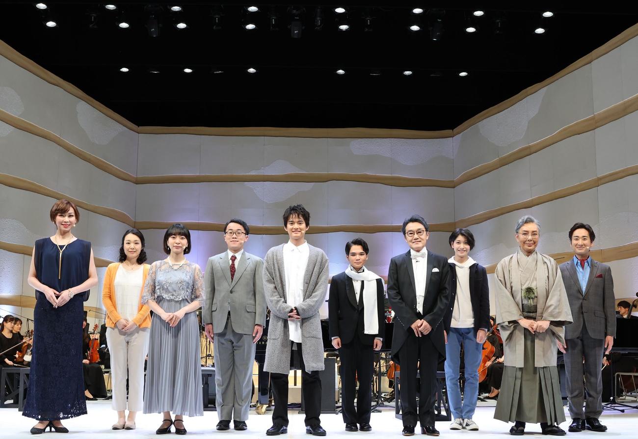 シンフォニー音楽劇「蜜蜂と遠雷～ひかりを聴け～」に主演する中山優馬（左から5人目）