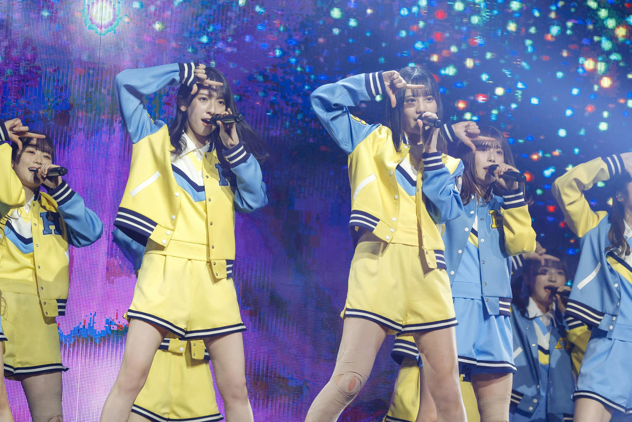 2周年記念メモリアルライブでパフォーマンスする日向坂46。中央左は金村美玖、同右は小坂菜緒（上山陽介氏撮影）