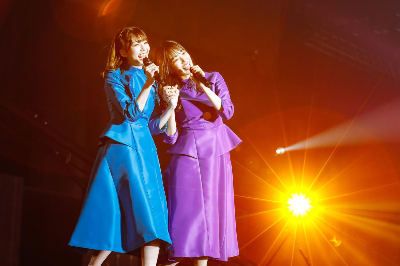 2周年記念メモリアルライブでパフォーマンスする日向坂46（上山陽介氏撮影）