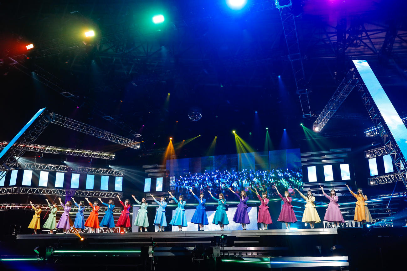 2周年記念メモリアルライブでパフォーマンスする日向坂46（上山陽介氏撮影）