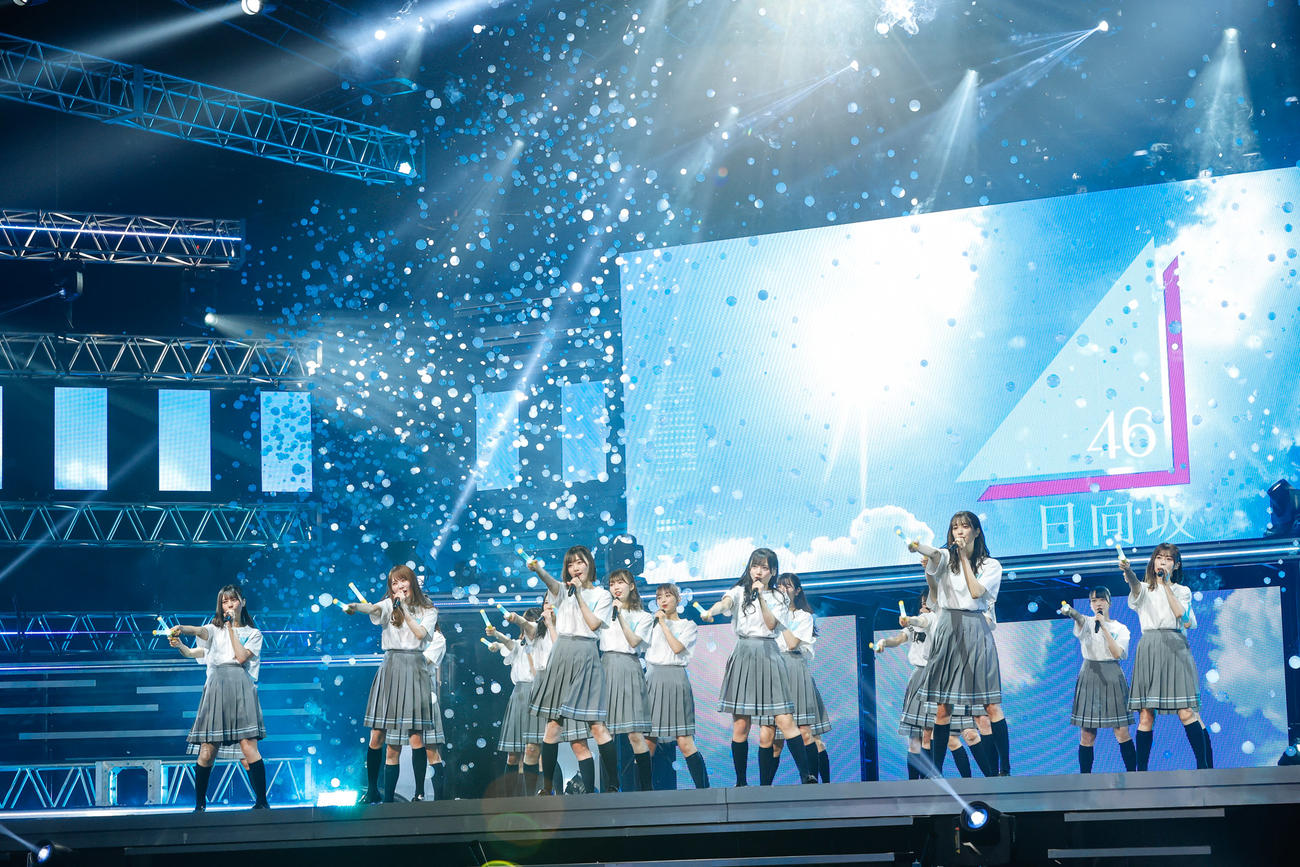 2周年記念メモリアルライブでパフォーマンスする日向坂46（上山陽介氏撮影）