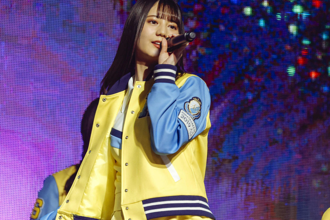 2周年記念メモリアルライブでパフォーマンスする日向坂46小坂菜緒