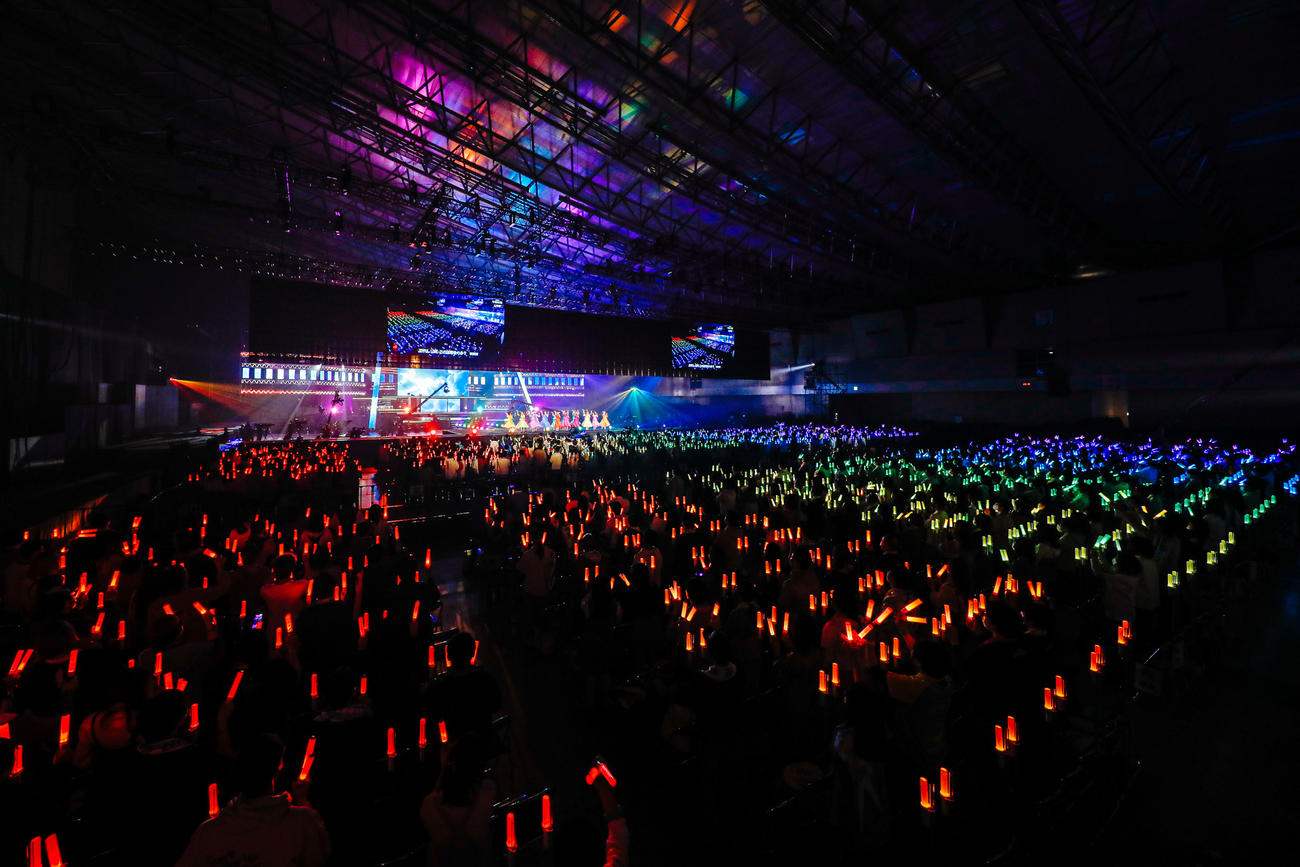 2周年記念メモリアルライブでパフォーマンスする日向坂46（上山陽介氏撮影）